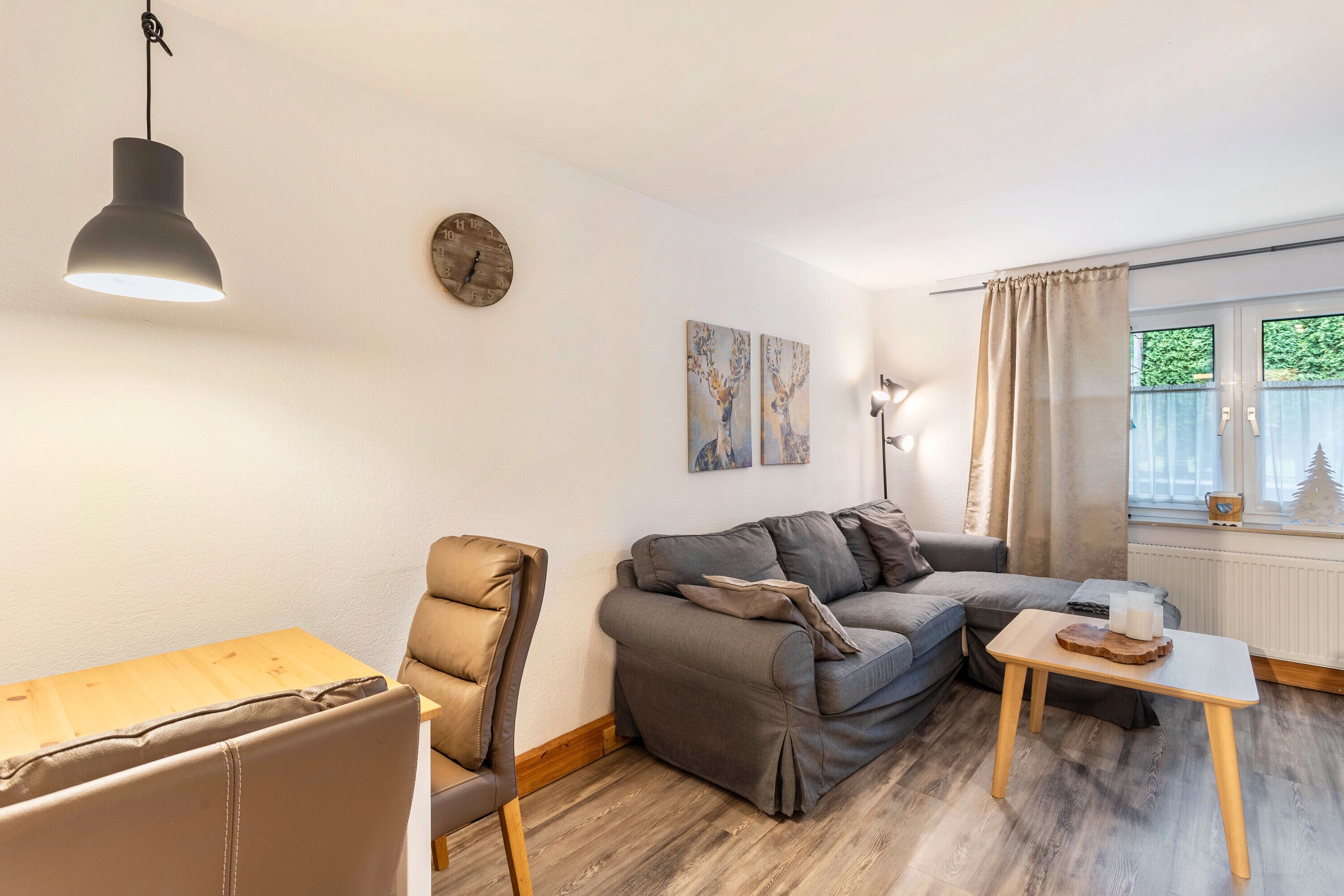 Televisión y chimenea 