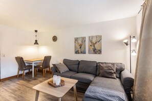 TV, fireplace - Apartment 'Auszeit' with Mountain View, Balcony and Wi-Fi (Olsberg)