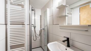 Douche, serviettes fournies