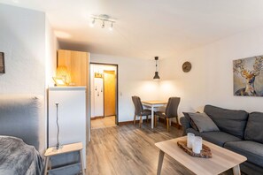 TV, fireplace - Apartment 'Auszeit' with Mountain View, Balcony and Wi-Fi (Olsberg)