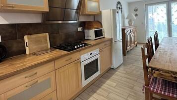 Een koelkast, een microgolfoven, een oven, een kookplaat