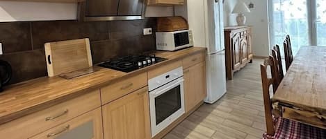 Réfrigérateur, four à micro-ondes, un four, surface de cuisson
