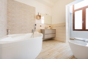 Douche, sèche-cheveux, serviettes fournies
