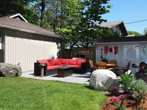 Outdoor dining - Grand Bend's Blue Water Motel (Grand Bend)