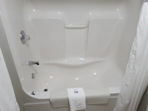 Secador de pelo, toallas, jabón, shampoo
