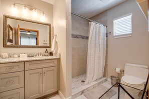 Douche, séchoir à cheveux, serviettes fournies
