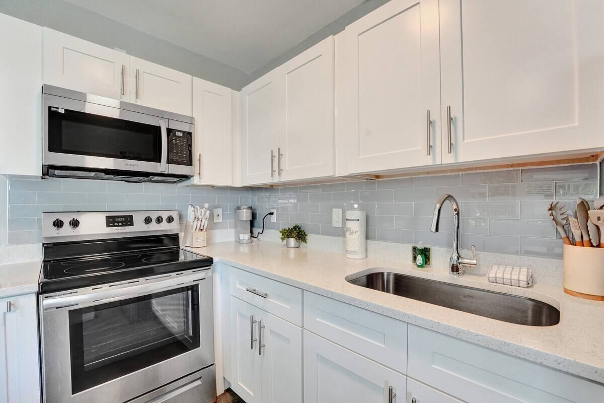 Classic Studio (Pelican 6) | Private kitchen | Mini-fridge, microwave, coffee/tea maker, cookware/dishes/utensils