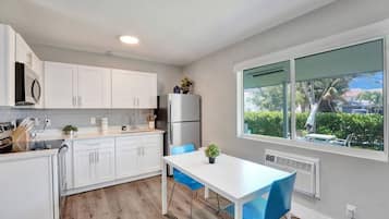 Studio Classique (Pelican 6 with 1Studio &Full Kitchen) | Cuisine privée | Mini réfrigérateur, micro-ondes, cafetière/bouilloire