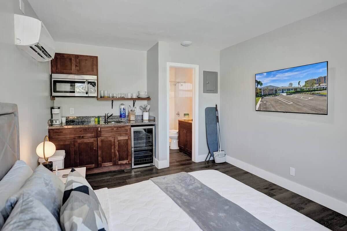 Un appartamento moderno con cucina, soggiorno e camera da letto.