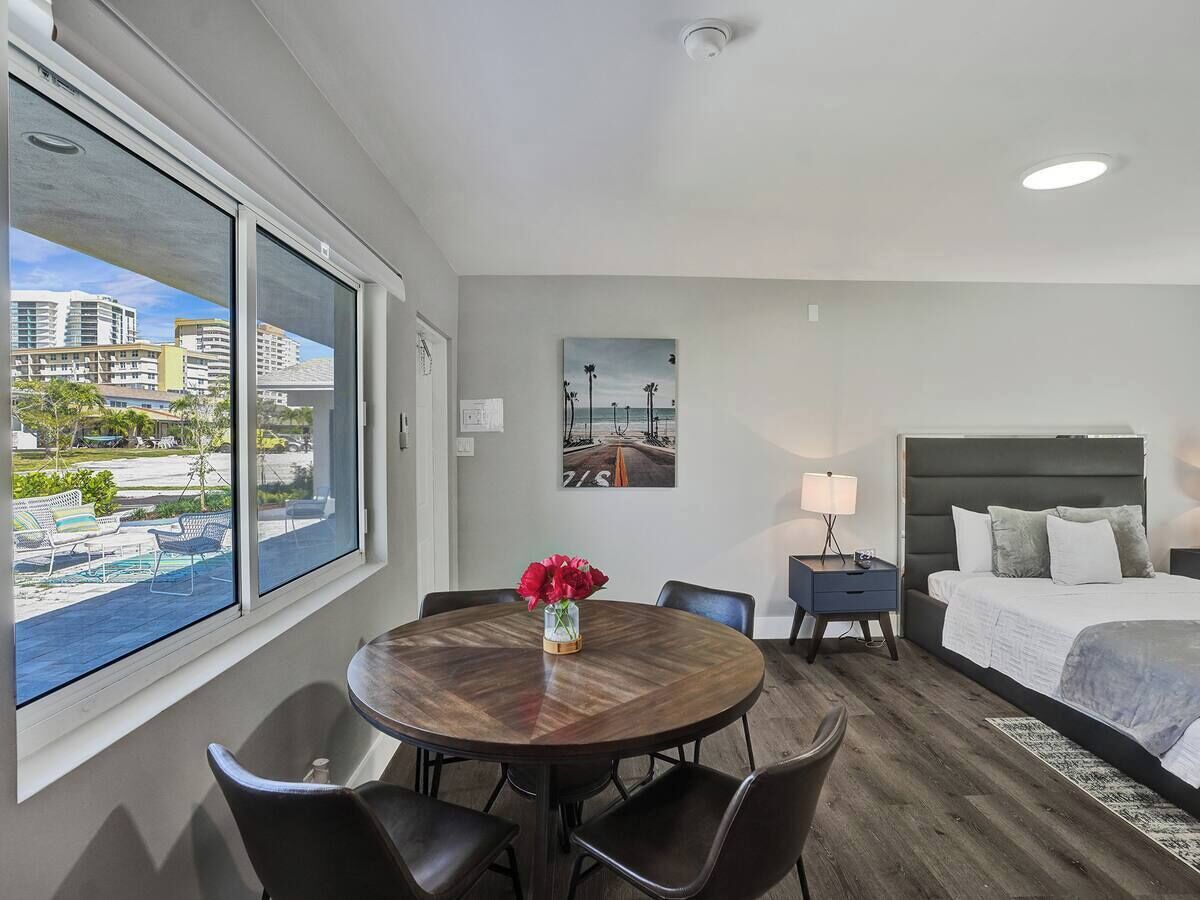 Classic Studio (Pelican 4)