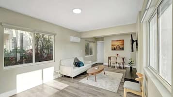 Classic Single Room (Pelican 1 with 1BR & Private Patio) | Living area