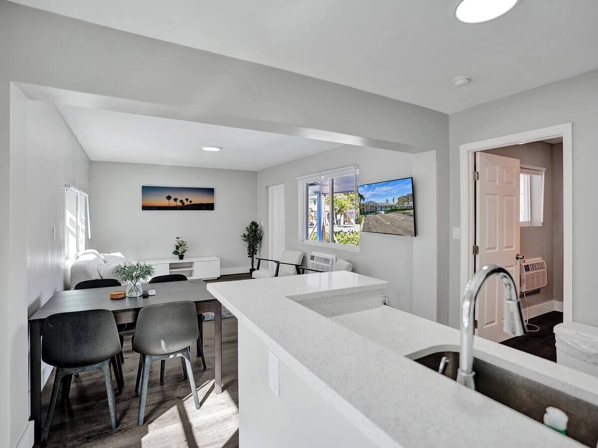 Classic Single Room (Pelican 10) | Living area | 50-inch Smart TV with digital channels