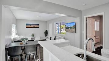 Habitació individual clàssica (Pelican 10) | Sala d'estar | Televisor intel·ligent de 50 polzades amb canals digitals