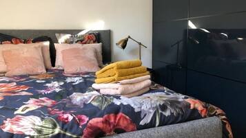 1 habitación, tabla de planchar con plancha, wifi y ropa de cama