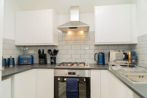 Kühlschrank, Mikrowelle, Ofen, Wasserkocher mit Kaffee-/Teezubehör