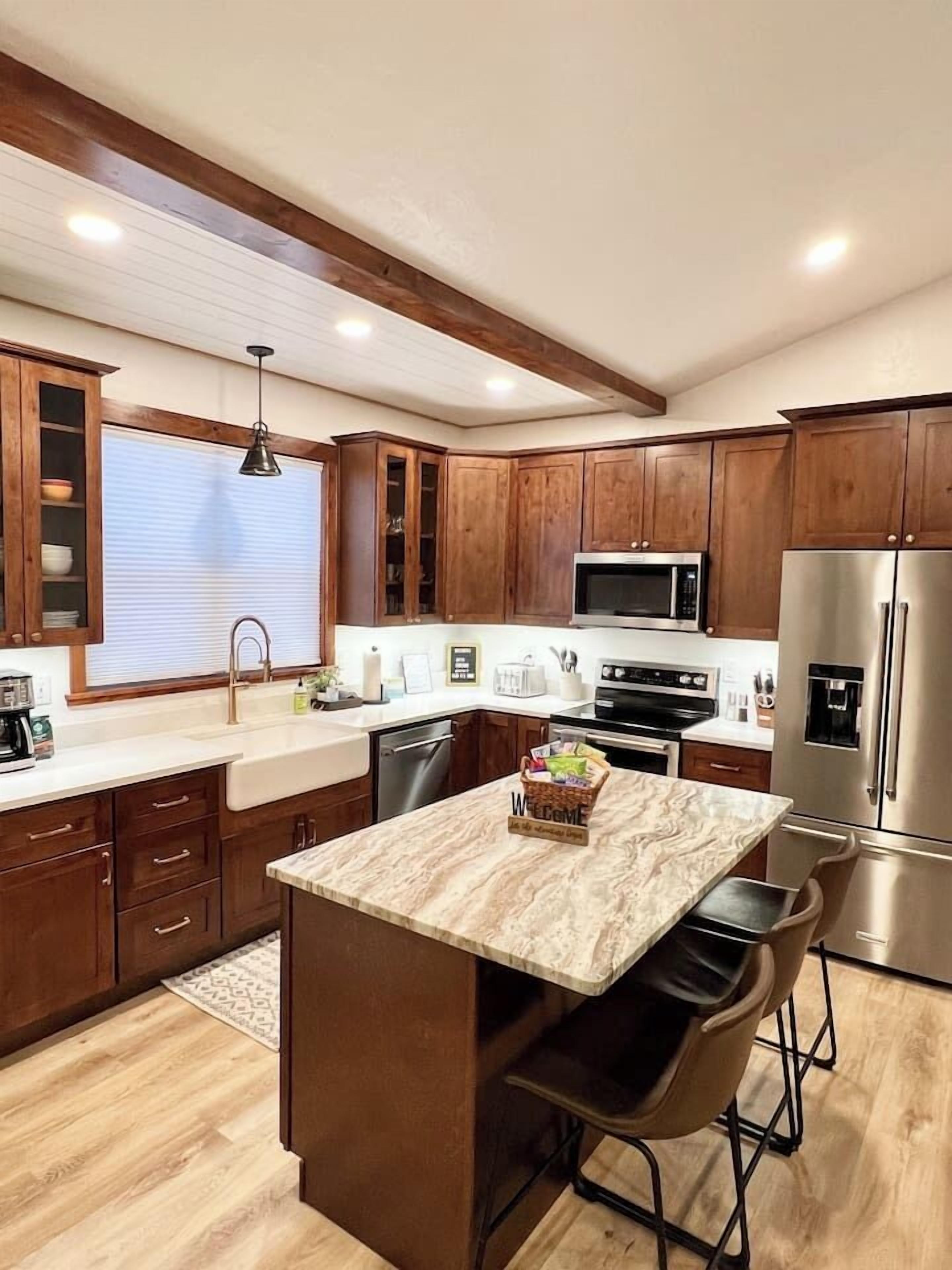 Kjøleskap, mikrobølgeovn, ovn og kokeplater