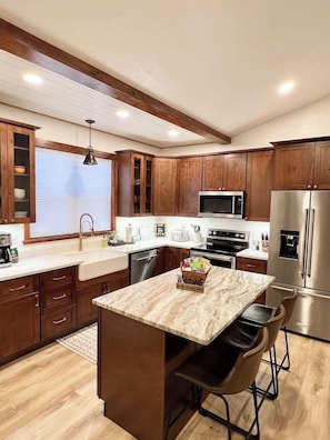 Refrigerador, microondas, horno, placa de cocina