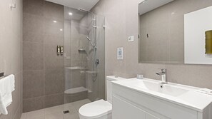 Shower, hair dryer, towels - Modern Queen Studio - 6 Min Walk to Beach (Callala Beach)