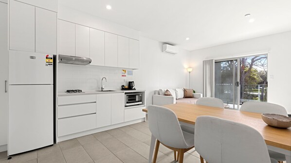 Kühlschrank, Mikrowelle, Herdplatte, Toaster