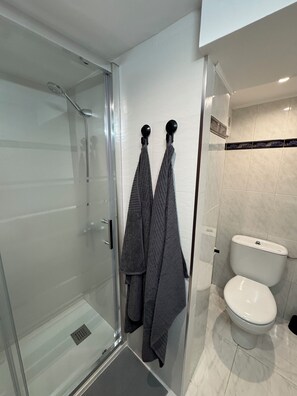 Haartrockner, Handtücher, Seife, Toilettenpapier