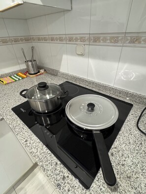 Réfrigérateur, micro-ondes, plaque de cuisson, cafetière/bouilloire