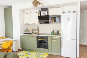 Réfrigérateur, four à micro-ondes, un four, surface de cuisson