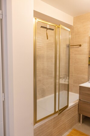 Hair dryer, towels, soap, shampoo - Cozy, Spacious condo with balcony and beautiful serene mountain views. (Cluses)