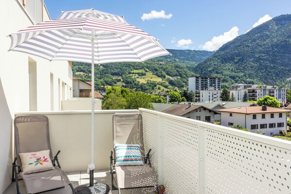 Property grounds - Cozy, Spacious condo with balcony and beautiful serene mountain views. (Cluses)