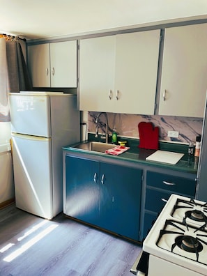 Private kitchen - Walk to Downtown Calgary,  Queen + Double + Hot Tub,  Cabernet Suite (Calgary)
