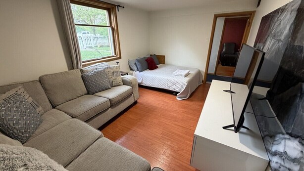 1 bedroom, WiFi (surcharge) - Welcome to the Cabernet Escape– A Bold, Wine-Inspired Urban Escape (Calgary)