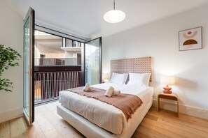 مكواة/لوح كي وخدمة الإنترنت وملاءات أسرّة