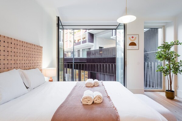 Tabla de planchar con plancha, acceso a internet y ropa de cama
