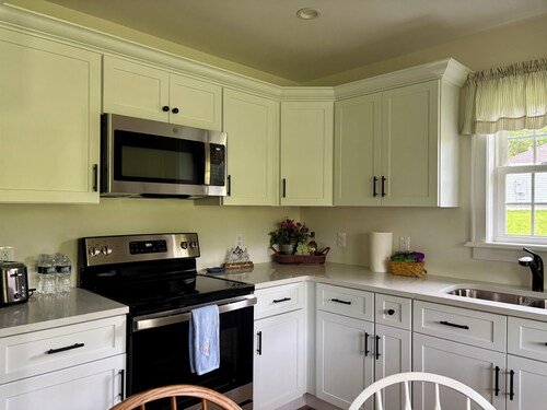 The Blissful Bluebird: Country Cottage With 2 Bedrooms, 2 Bedrooms, Heat and AC