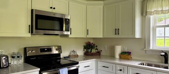 The Blissful Bluebird: Country Cottage With 2 Bedrooms, 2 Bedrooms, Heat and AC