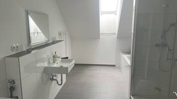 Dusche, Haartrockner, Handtücher, Seife