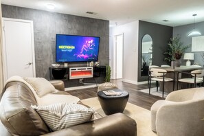 Smart TV, fireplace - Cozy 3b2b Duplex Home in South Austin (Austin)