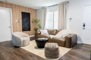 Smart TV y chimenea 