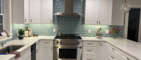 Microondas, horno, parrilla de estufa y lavavajillas