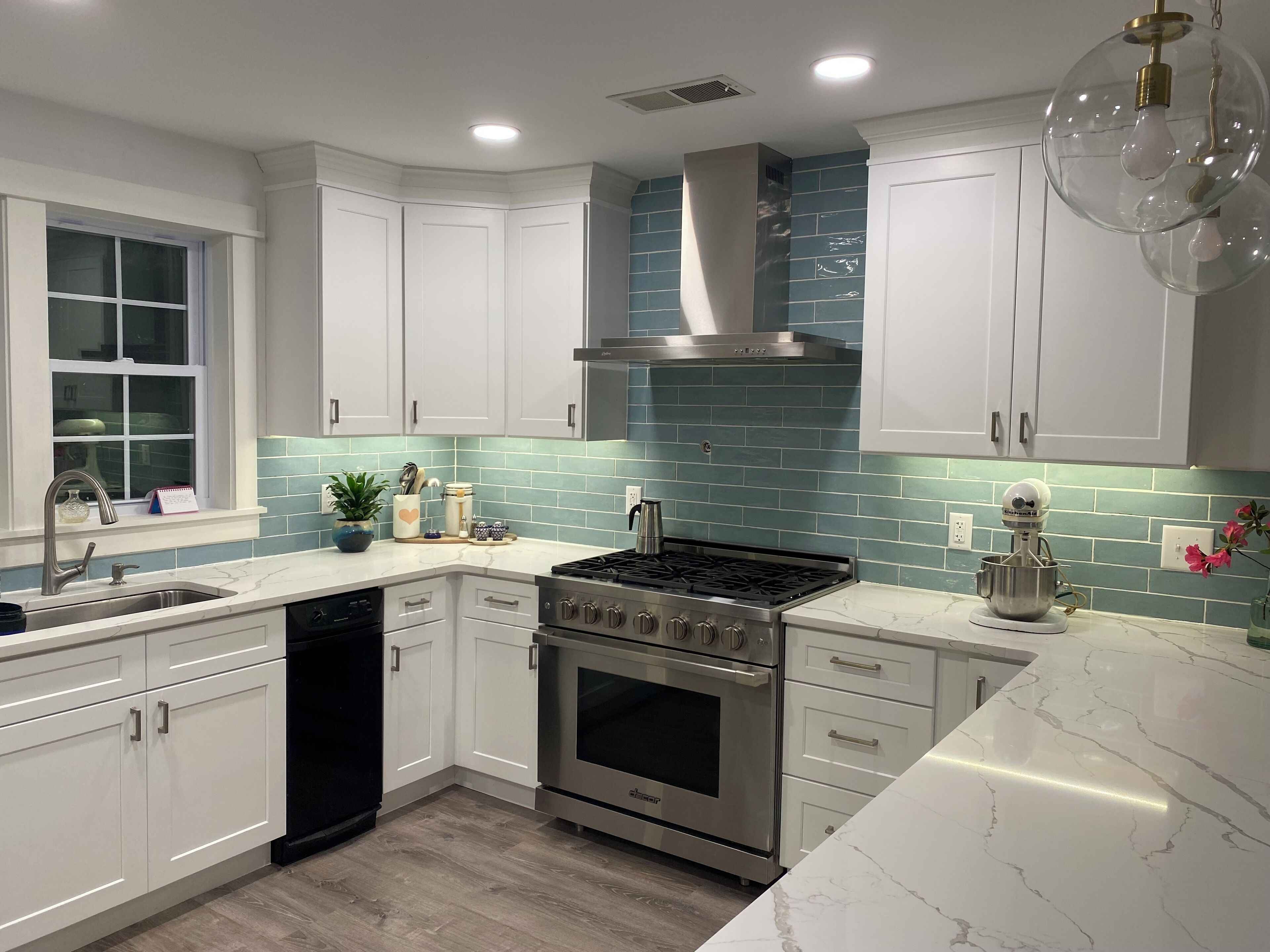 Mikrobølgeovn, ovn, kokeplater og oppvaskmaskin