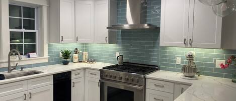 Een magnetron, een oven, een kookplaat, een vaatwasser