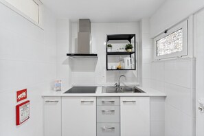Kühlschrank, Mikrowelle, Wasserkocher mit Kaffee-/Teezubehör, Toaster