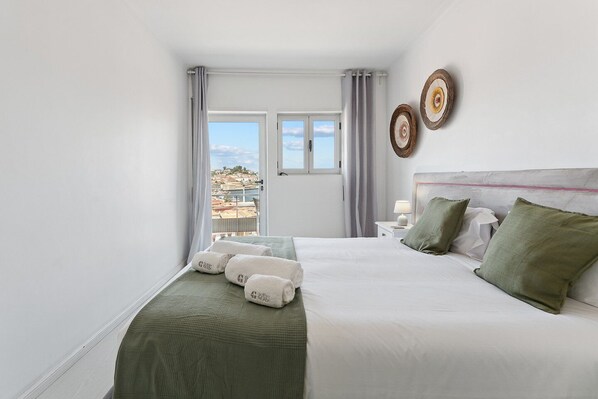 2 bedrooms, iron/ironing board, internet, bed sheets