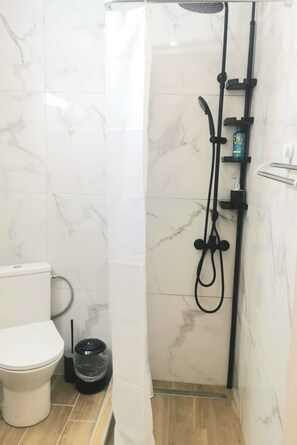 Sèche-cheveux, serviettes fournies, savon, papier toilette