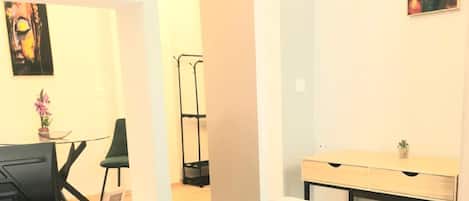 Tabla de planchar con plancha, wifi y ropa de cama