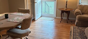Little Magnolia Farmhouse, charming 2-bed 1.5 bath with WiFi, AC in Blackshear.