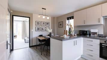 Kühlschrank, Mikrowelle, Ofen, Herdplatte