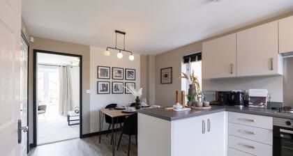 Beautiful & Spacious Home | Driveway | Close to M1
