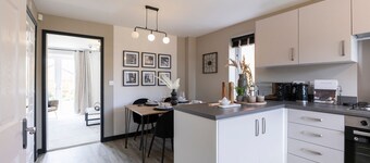 Beautiful & Spacious Home | Driveway | Close to M1