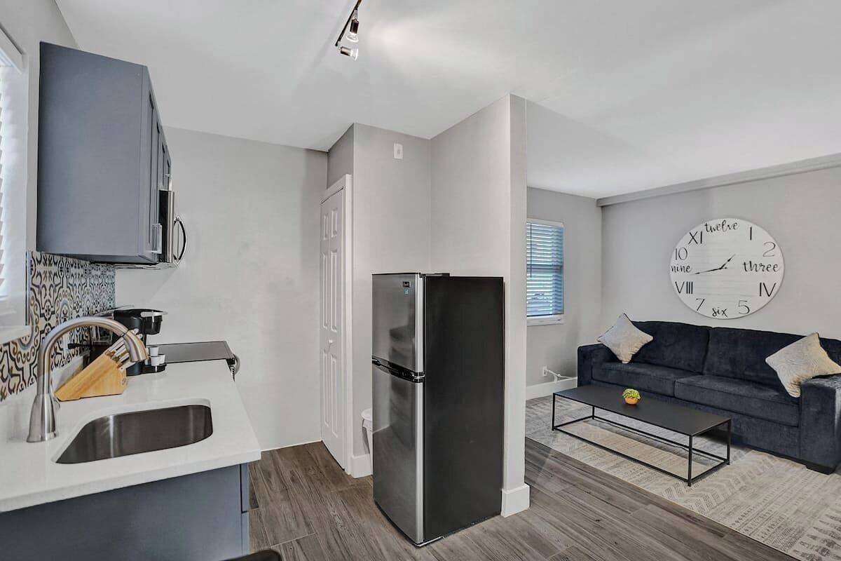 Quarto solteiro superluxo, 1 cama Queen e sofá-cama | Cozinha privada | Geladeira, micro-ondas, fogão, talheres/pratos/utensílios de cozinha