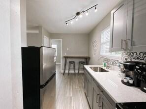 Quarto solteiro urbano, 1 cama Queen e sofá-cama, para não fumantes | Cozinha privada | Geladeira, micro-ondas, fogão, talheres/pratos/utensílios de cozinha